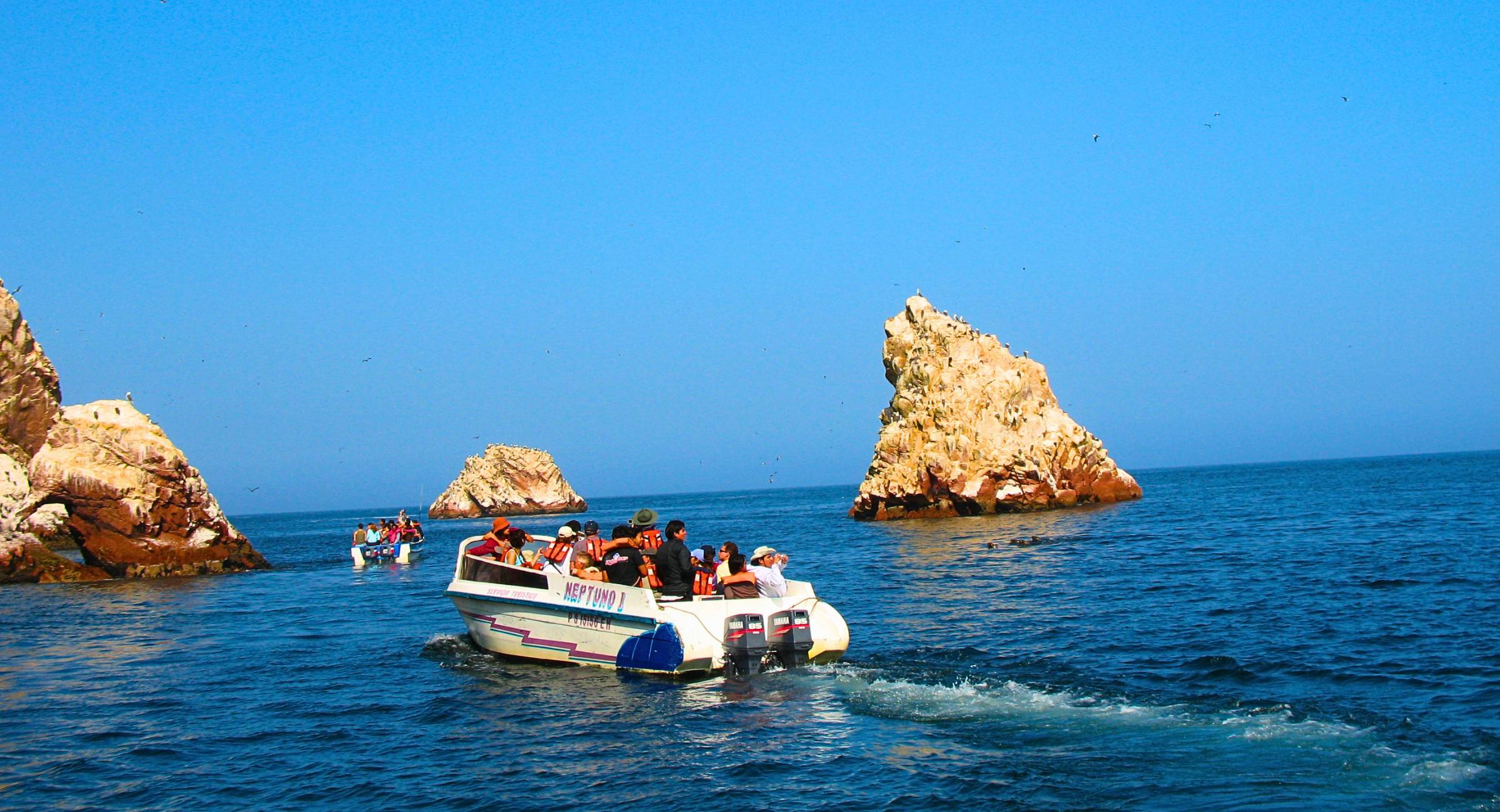 Motoscafo tra le formazioni rocciose delle Isole Ballestas