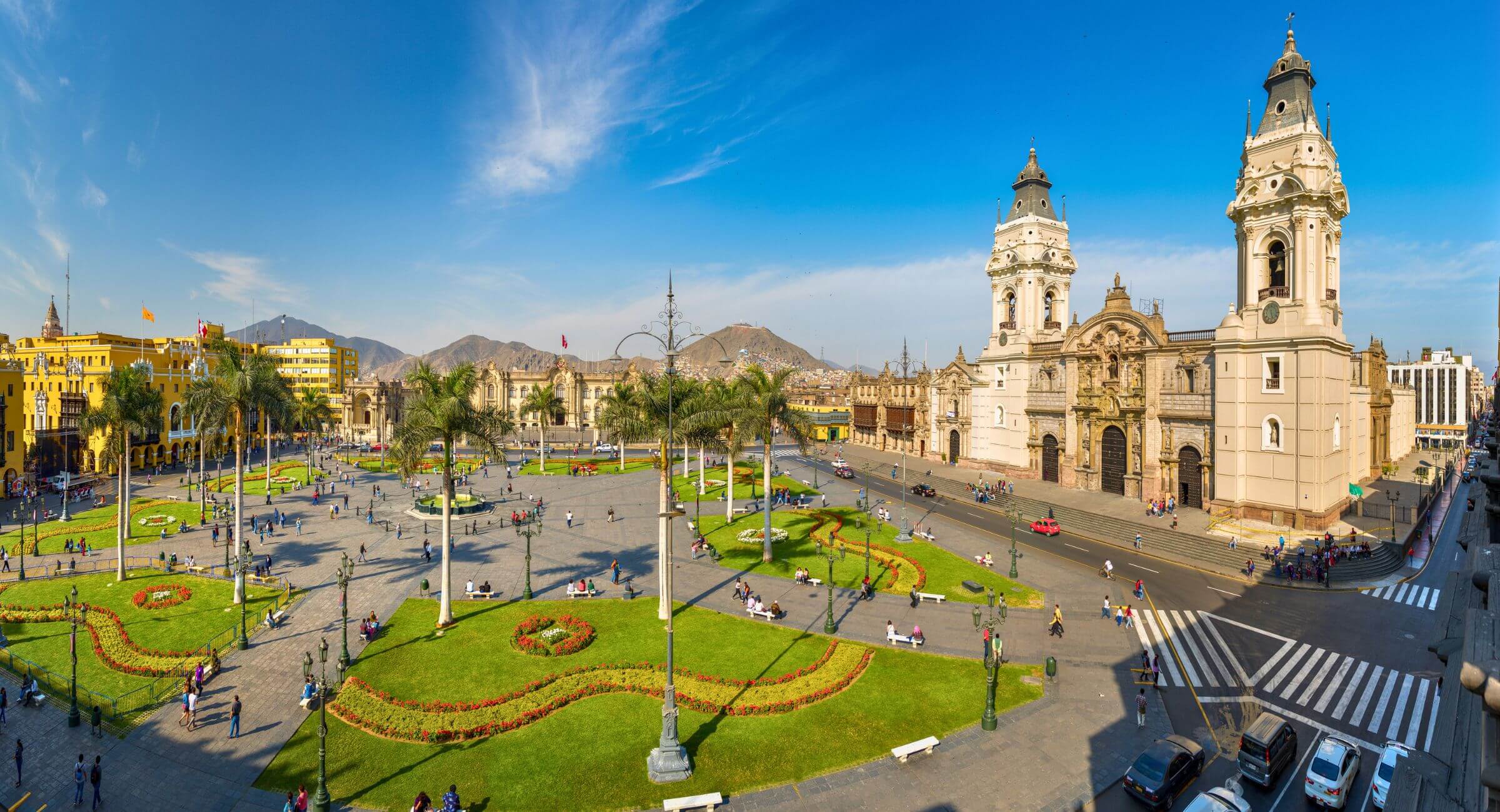 Plaza de Armas di Lima con la Cattedrale e i giardini sotto un cielo azzurro