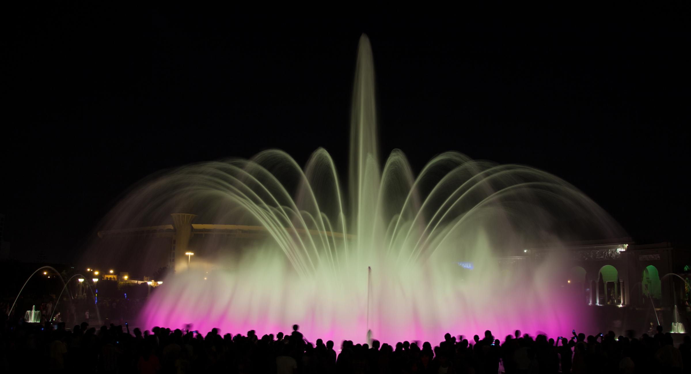 Spettacolo di fontane illuminate al Circuito Magico dell'Acqua di Lima di notte