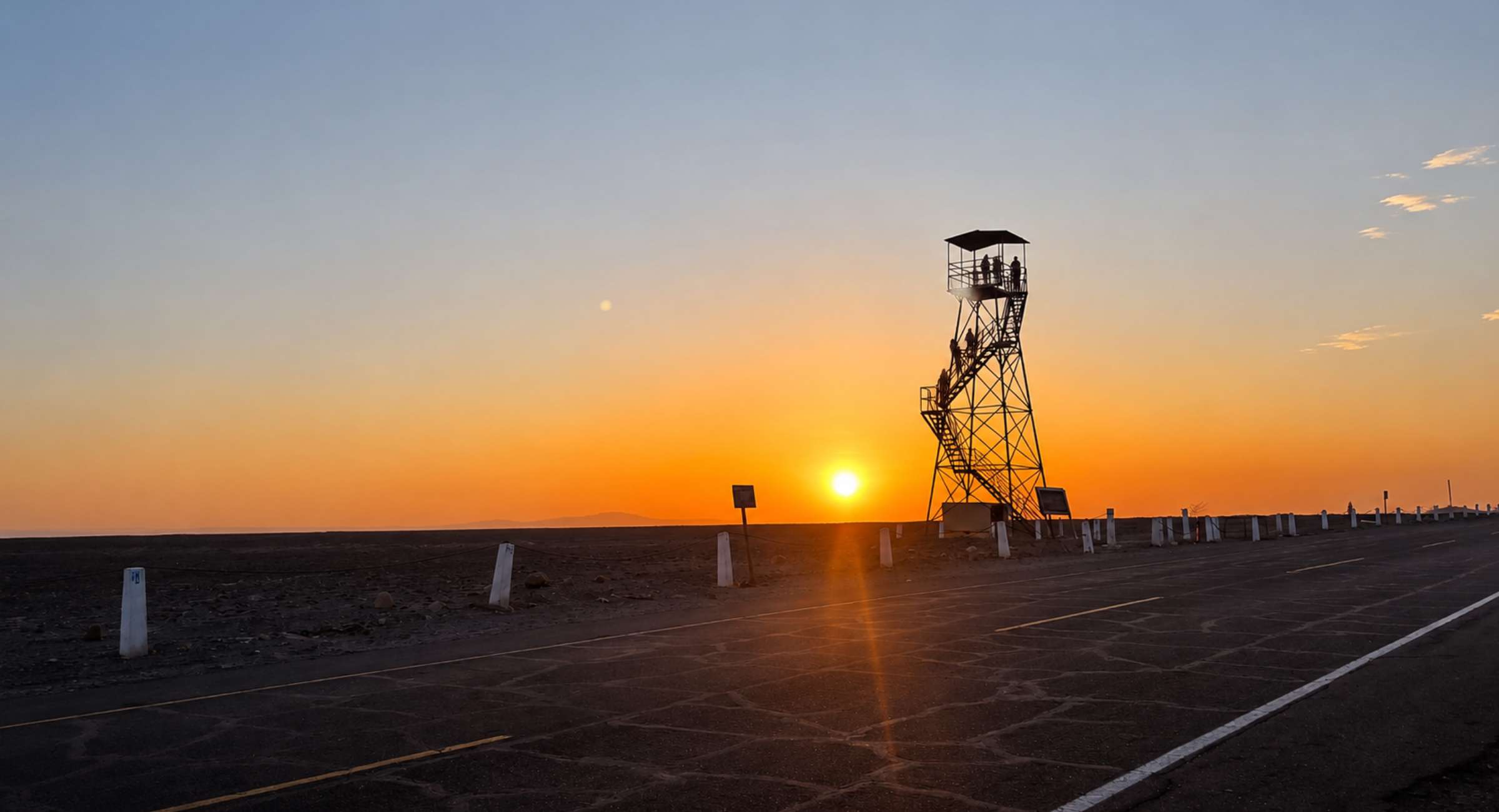 Aussichtsturm an den Nazca-Linien bei Sonnenuntergang an der Panamericana