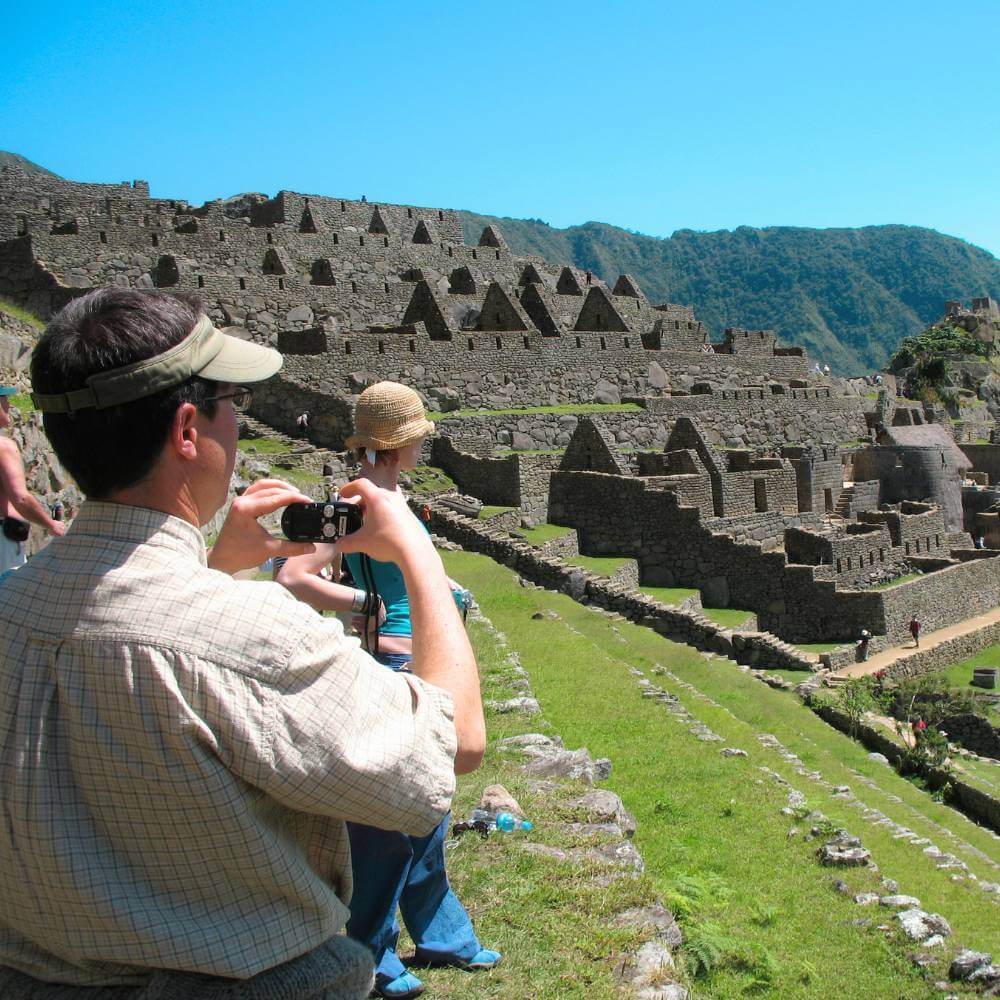 Expert local guide explaining the history and architecture of Machu Picchu during a guided full day tour in Peru.