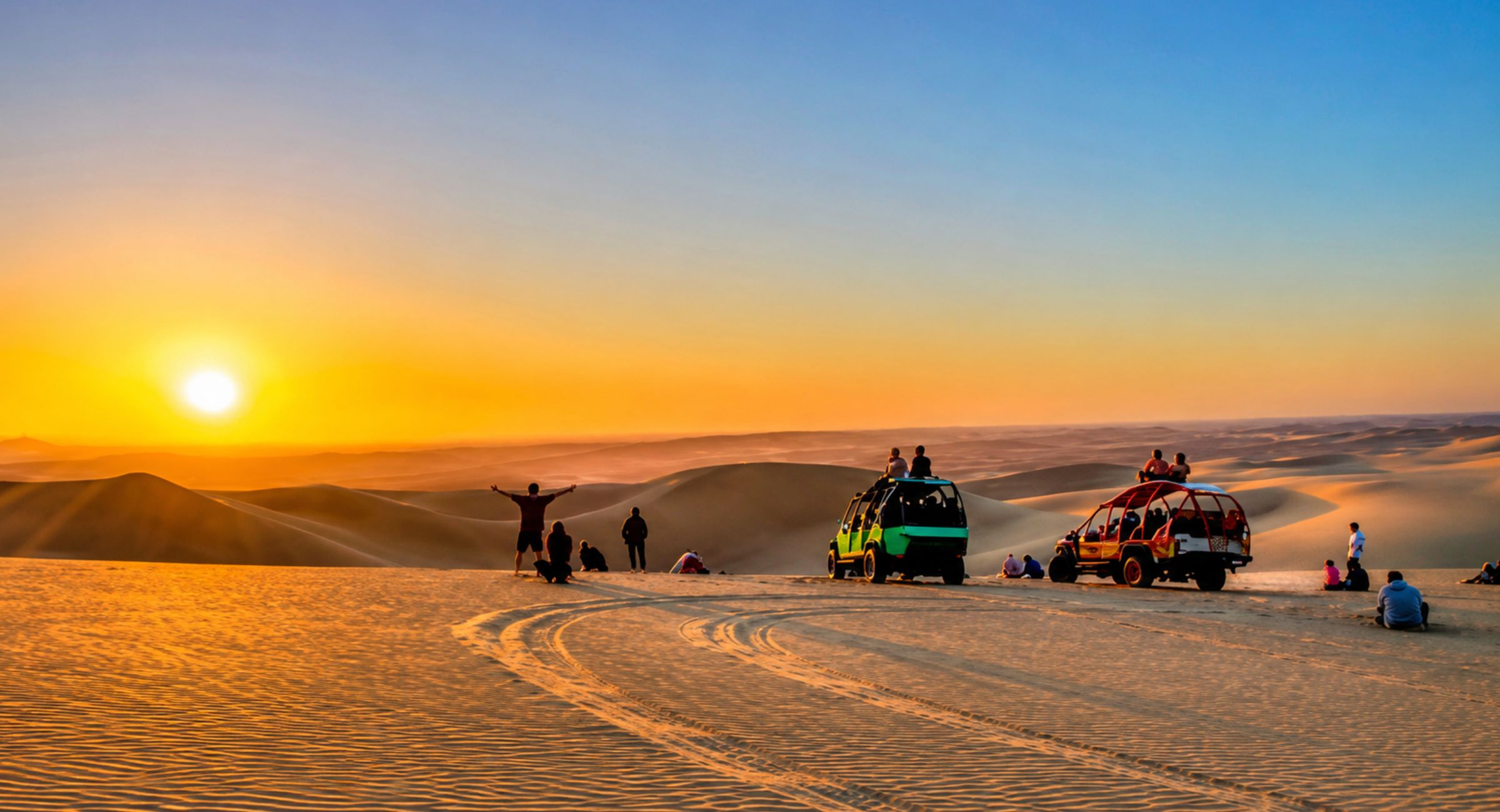 Dünenbuggys und Reisende beim Sonnenuntergang über Huacachina
