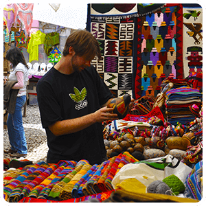 Textiles en el Mercado de Pisaq