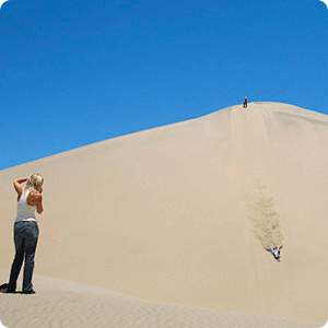 Sandboard en las dunas de Usaka