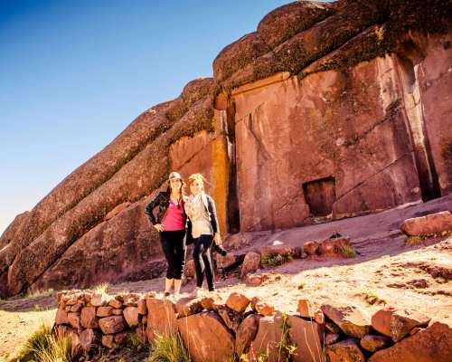Tourist at the Amaru Muru doorway.