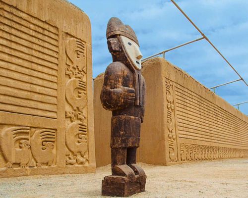 Close-up of wooden statue and friezes at Chan Chan palace