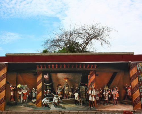 Outdoor mural depicting the discovery of the Lord of Sipán’s tomb